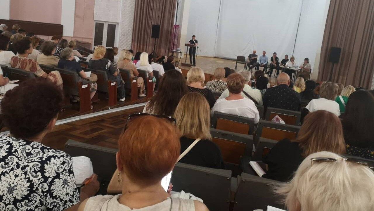 Фахівці служби зайнятості Кам’янського взяли участь в освітянській нараді