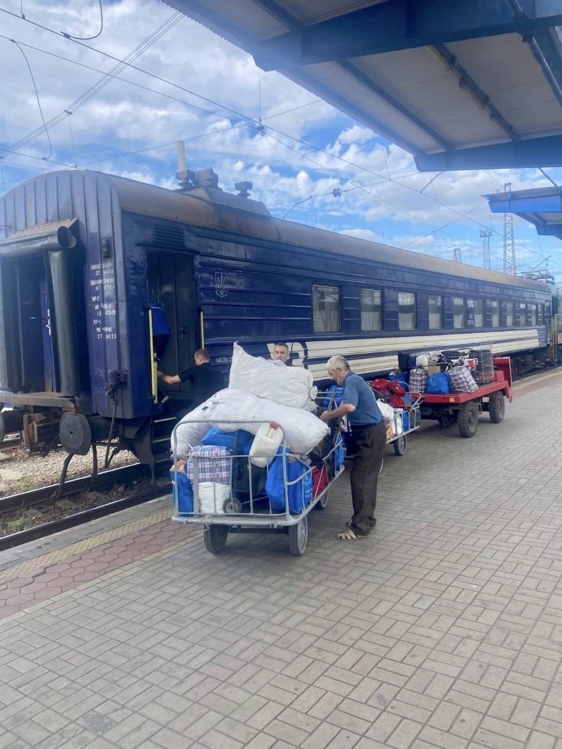 Железнодорожники продолжают эвакуацию людей из прифронтовых регионов Днепропетровщины и Донетчины