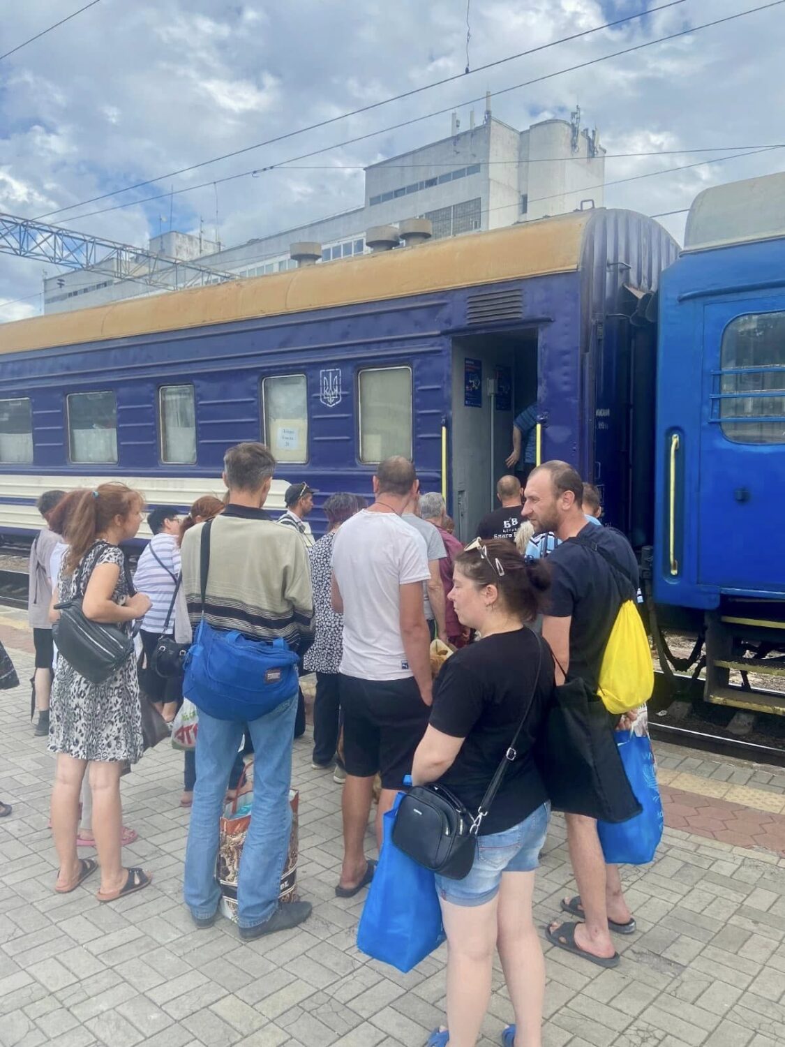 Железнодорожники продолжают эвакуацию людей из прифронтовых регионов Днепропетровщины и Донетчины