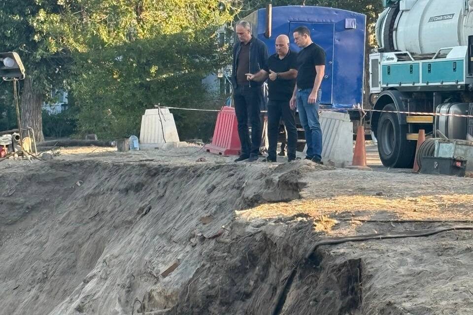 В Каменском продолжается ликвидация аварии на левобережном коллекторе