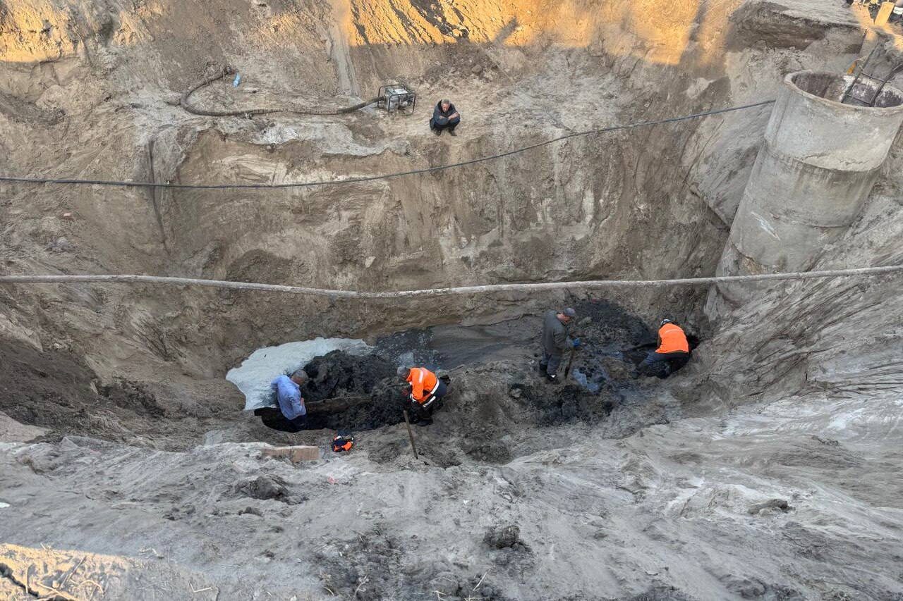 В Каменском продолжается ликвидация аварии на левобережном коллекторе