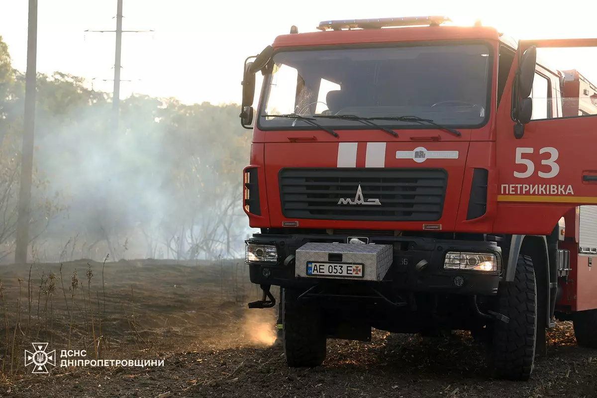 На Днепропетровщине из-за масштабных пожаров загорелись дома и пострадали люди