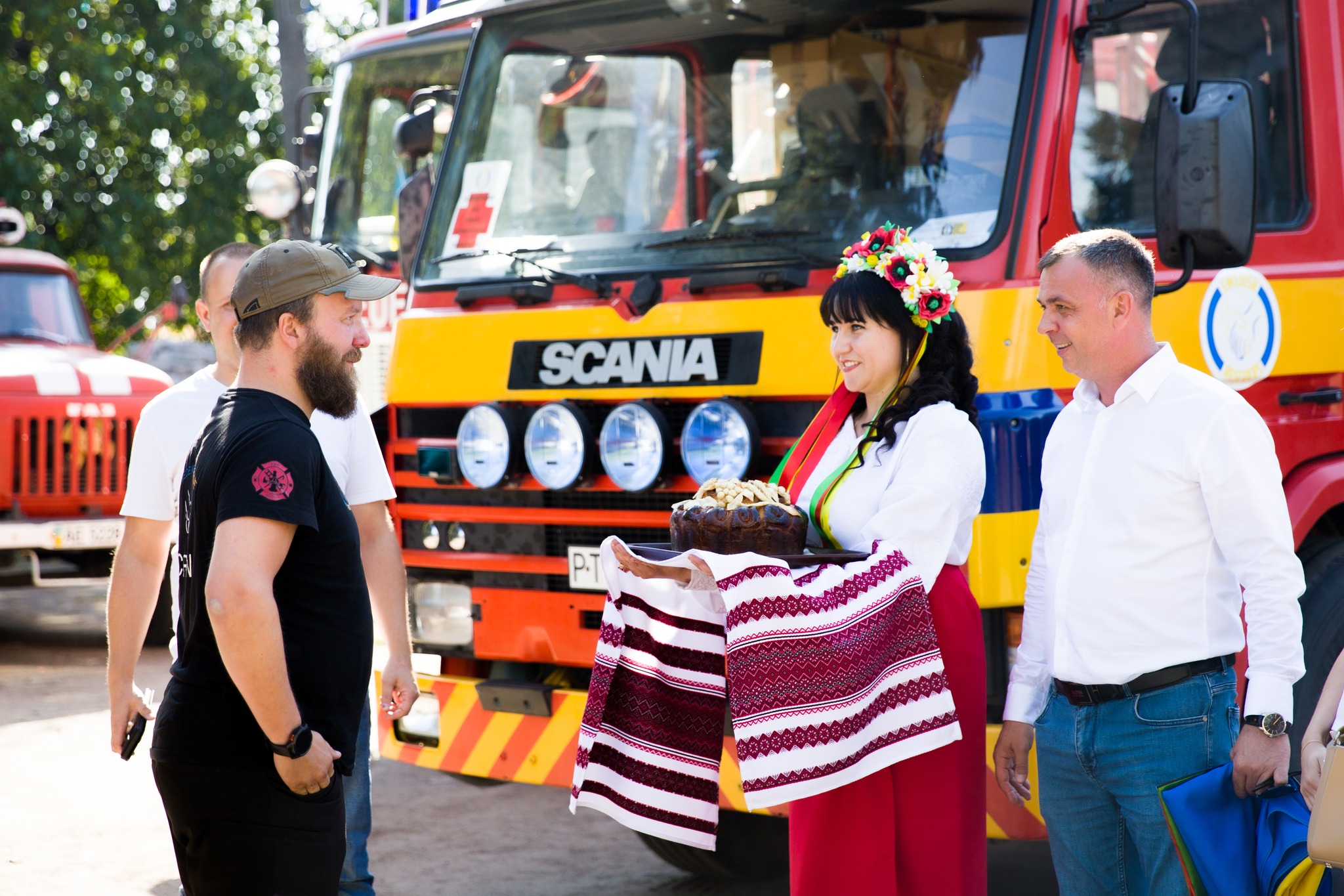 Шведские спасатели передали громаде в Каменском районе пожарную автолестницу