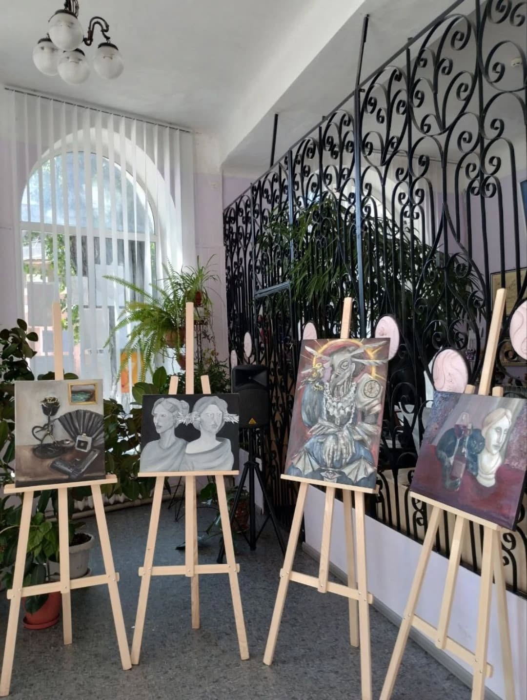 "Тени воображения": в каменской библиотеке открылась выставка юной художницы