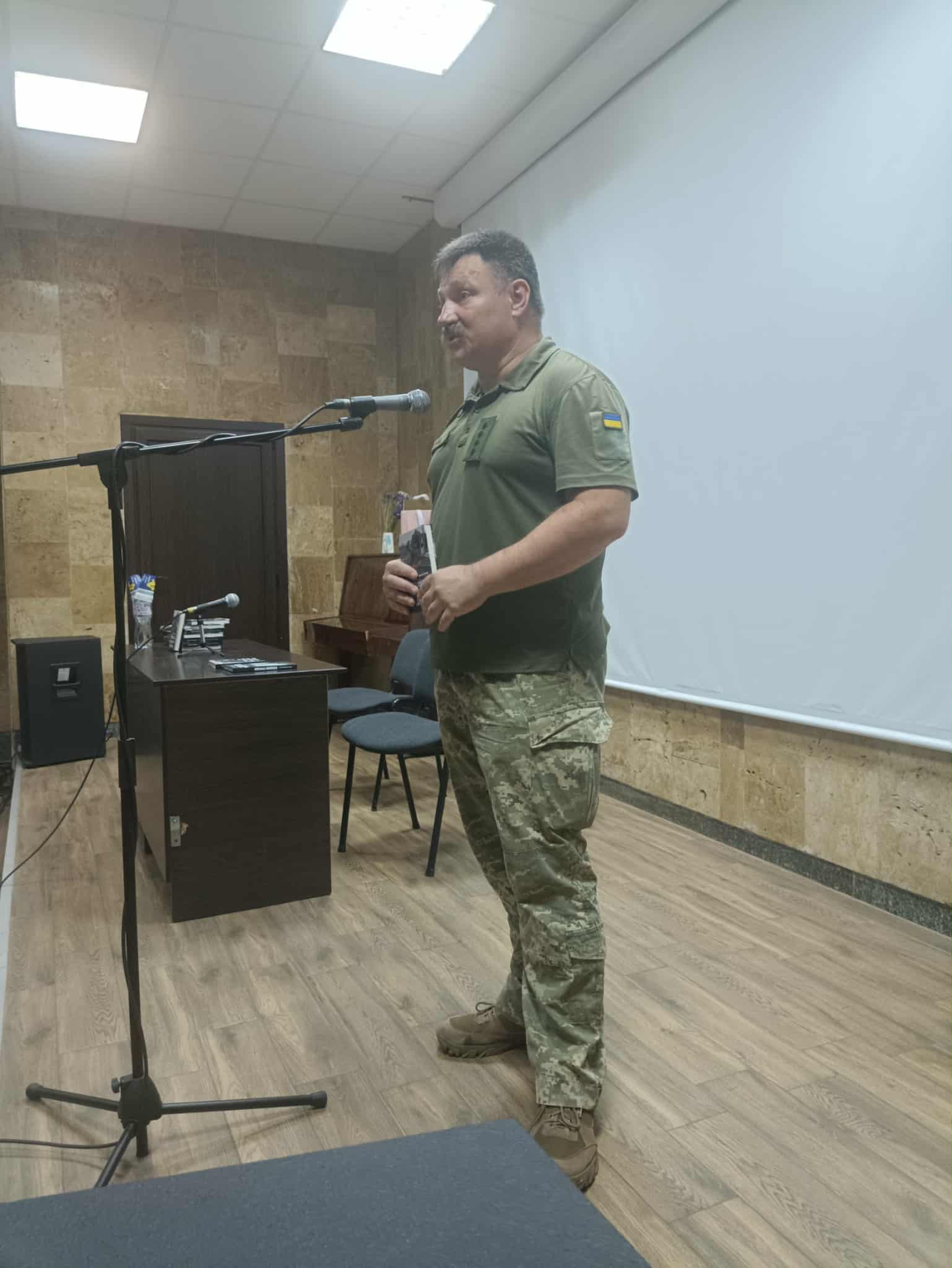 В музее презентовали книгу каменчанина Евгения Луняка "Фронтовые истории из Донбасса"