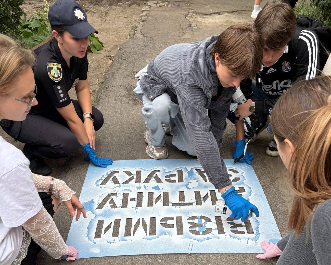 В Каменском полицейские со старшеклассниками провели акцию "Возьми ребенка за руку"