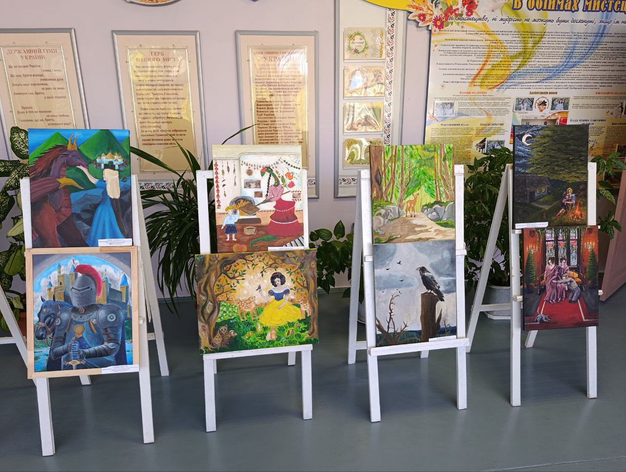 Юбилею родного города посвятили свои достижения юные художники Каменского