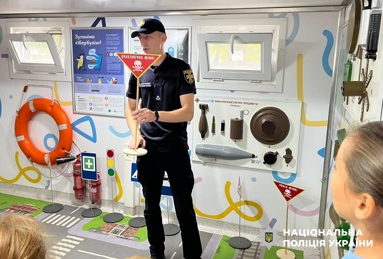 Знаниями, спасающими жизнь, делились со школьниками правоохранители Каменского