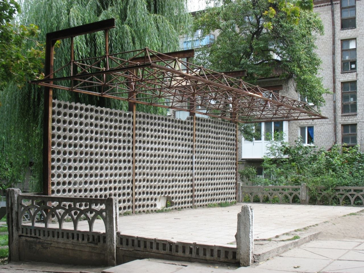 Структурні конструкції – цікавинка благоустрою Камʼянського минулих літ