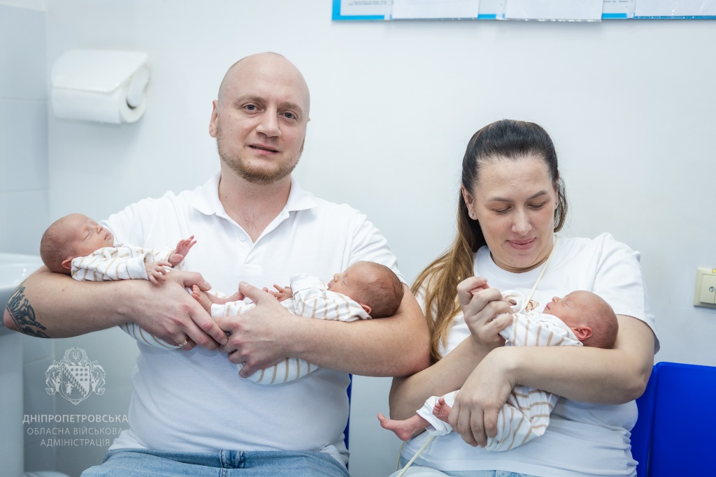 Семьи с Днепропетровщины, где родилась тройня, получат 100 тысяч гривен от области