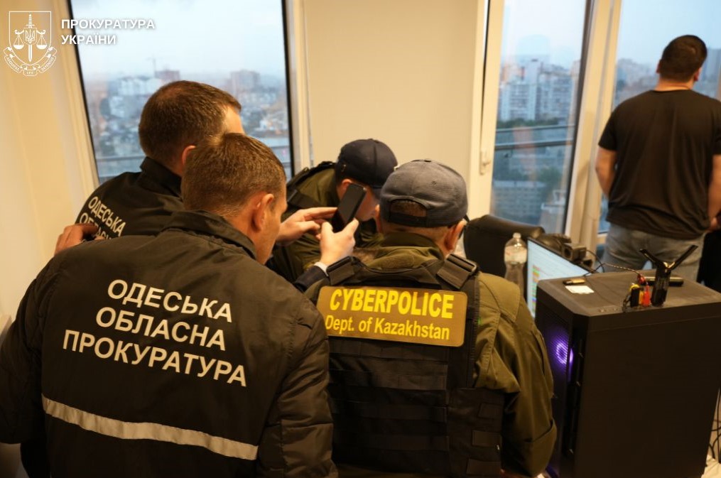 Уродженець Дніпропетровщини організував call-центр, який ошукував іноземців