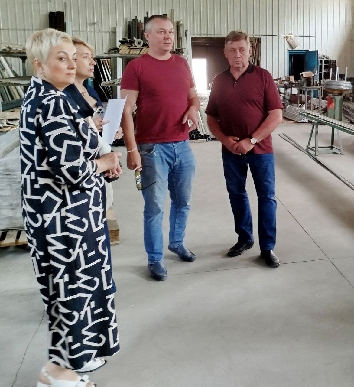 Специалисты службы занятости Каменского посетили предприятие, получившее правительственный грант