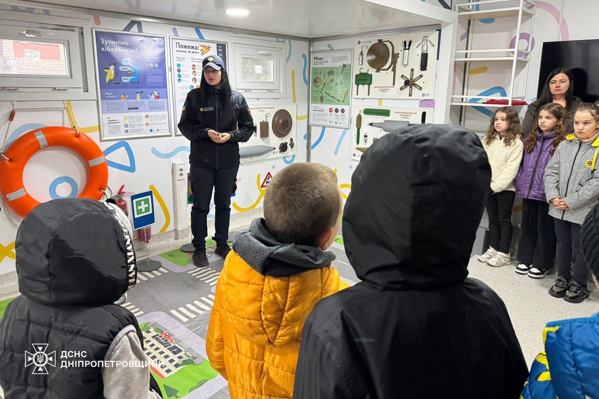 Мобильный класс безопасности продолжает полезные занятия для каменских школьников