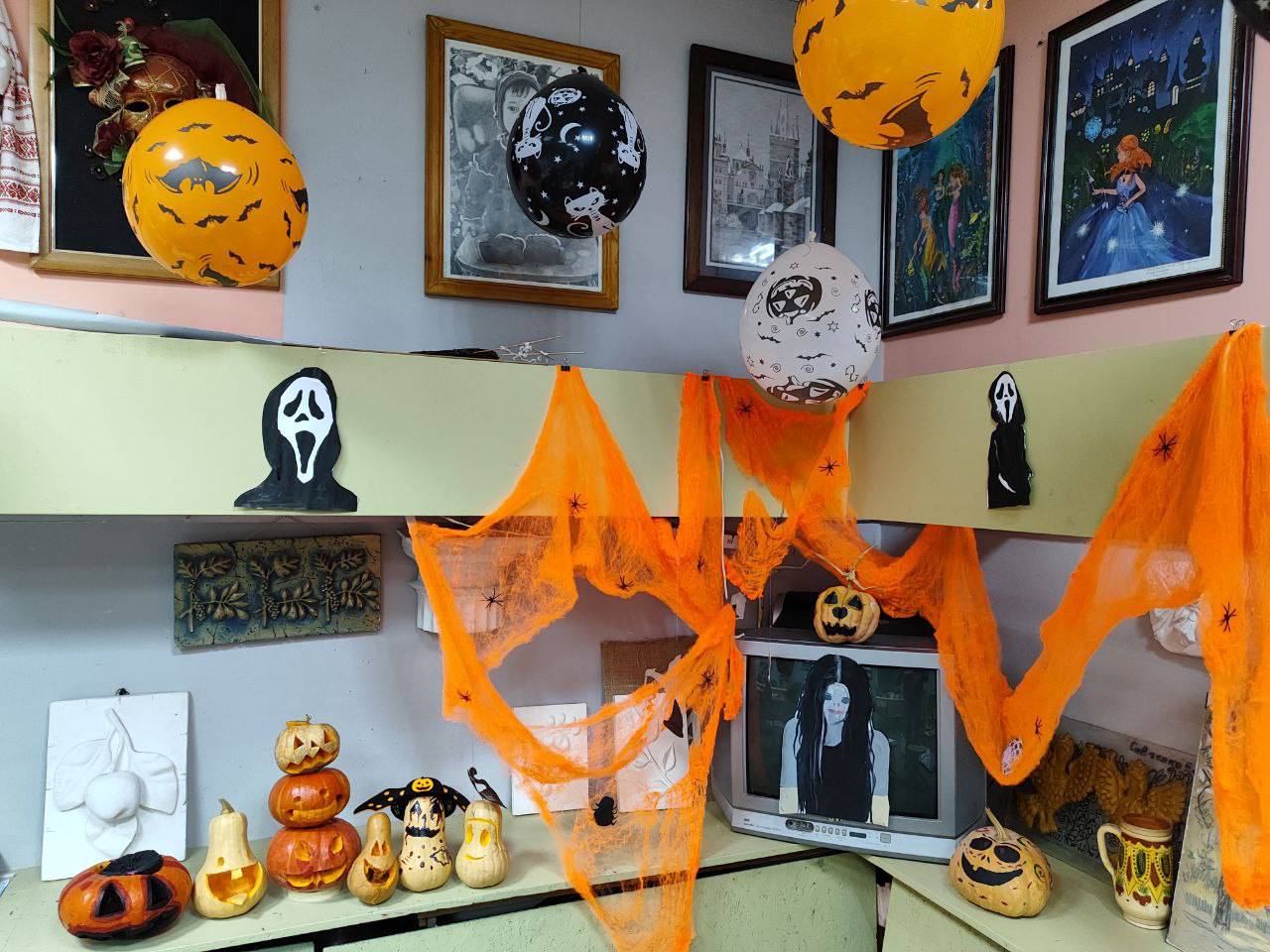 В Каменском юные художники создавали осенние композиции