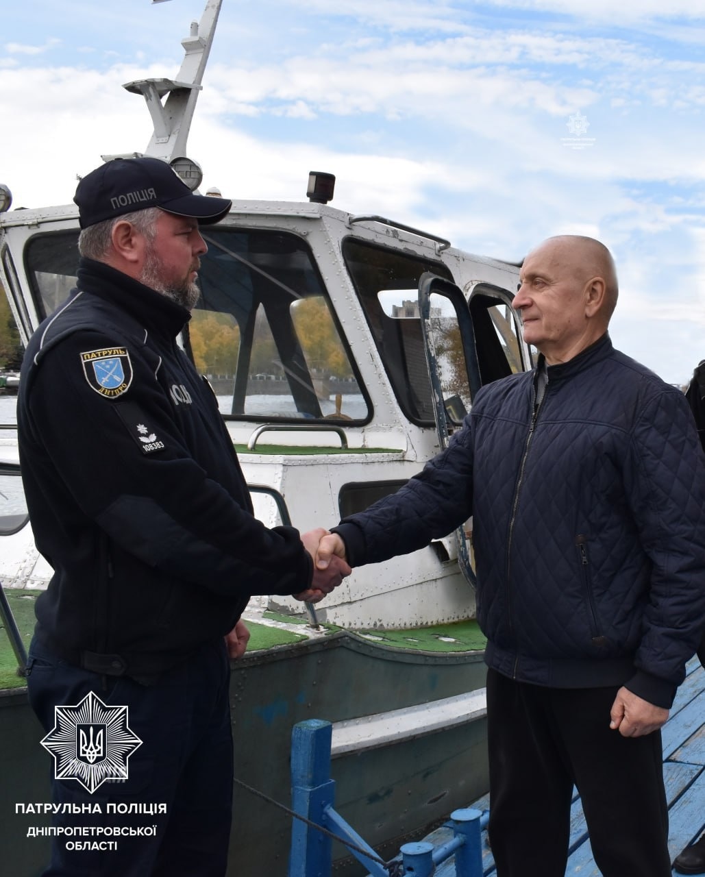 Патрульные Днепра брали на абордаж катер, унесенный штормом