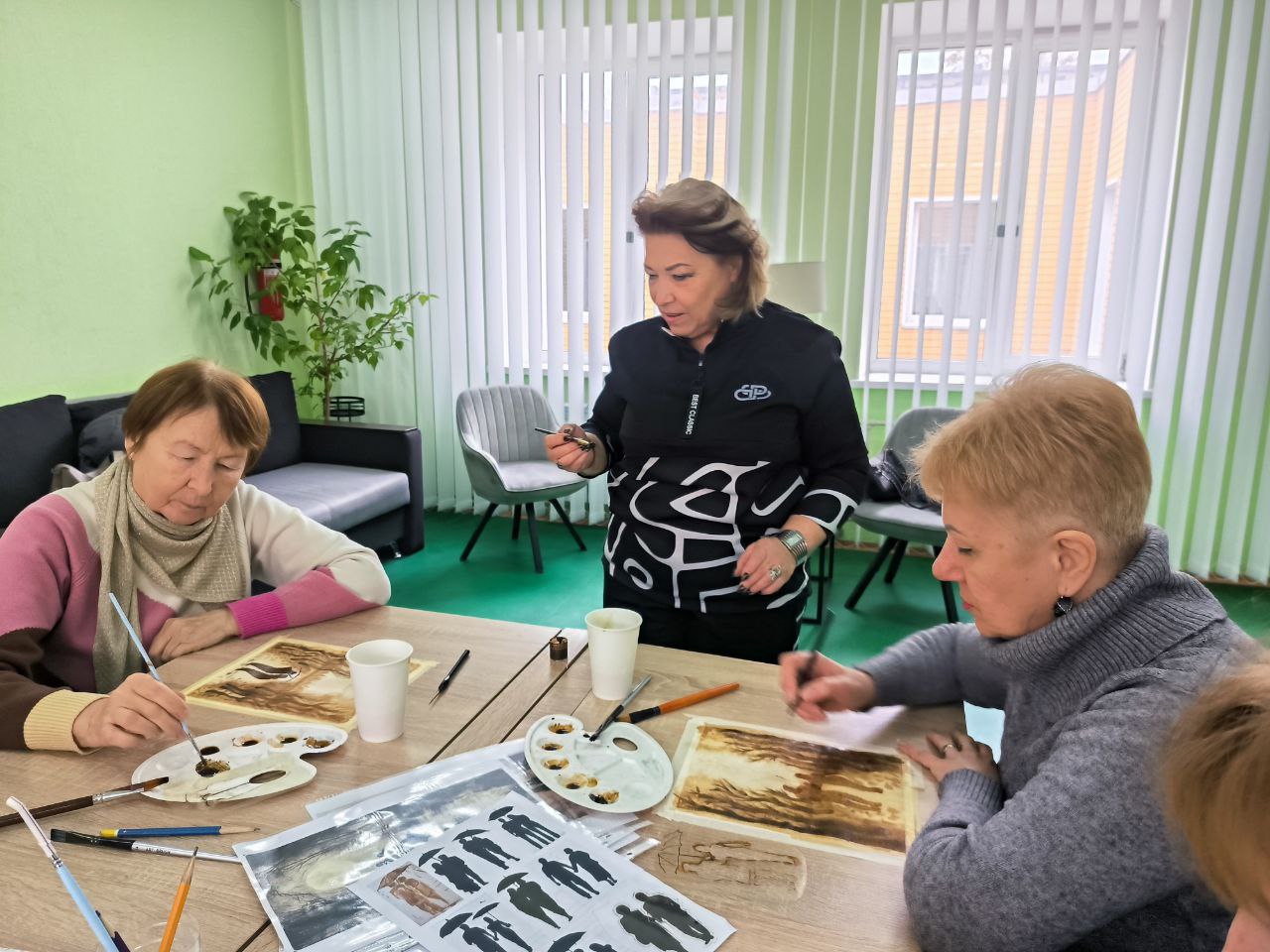 В центре социальной поддержки Каменского создавали кофейные картины