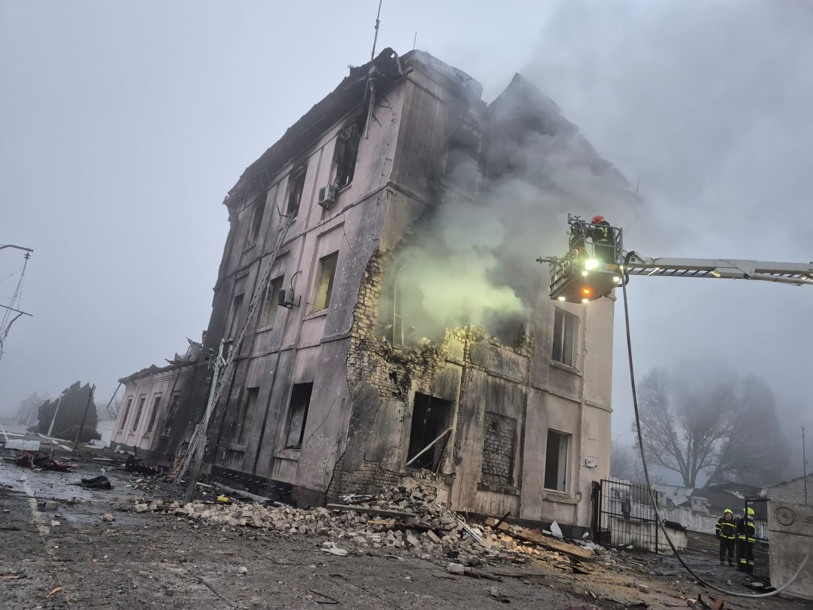 В "Укрзалізниці" показали последствия атаки по транспортной инфраструктуре Каменского