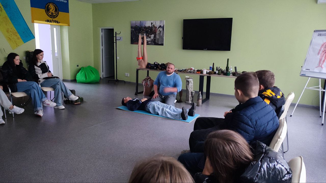 В Ветеранском пространстве Каменского проходят занятия по тактической медицине и противоминной безопасности