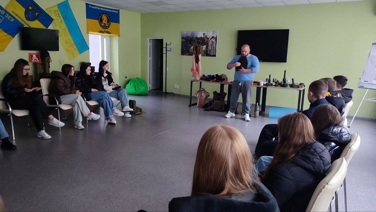 В Ветеранском пространстве Каменского проходят занятия по тактической медицине и противоминной безопасности