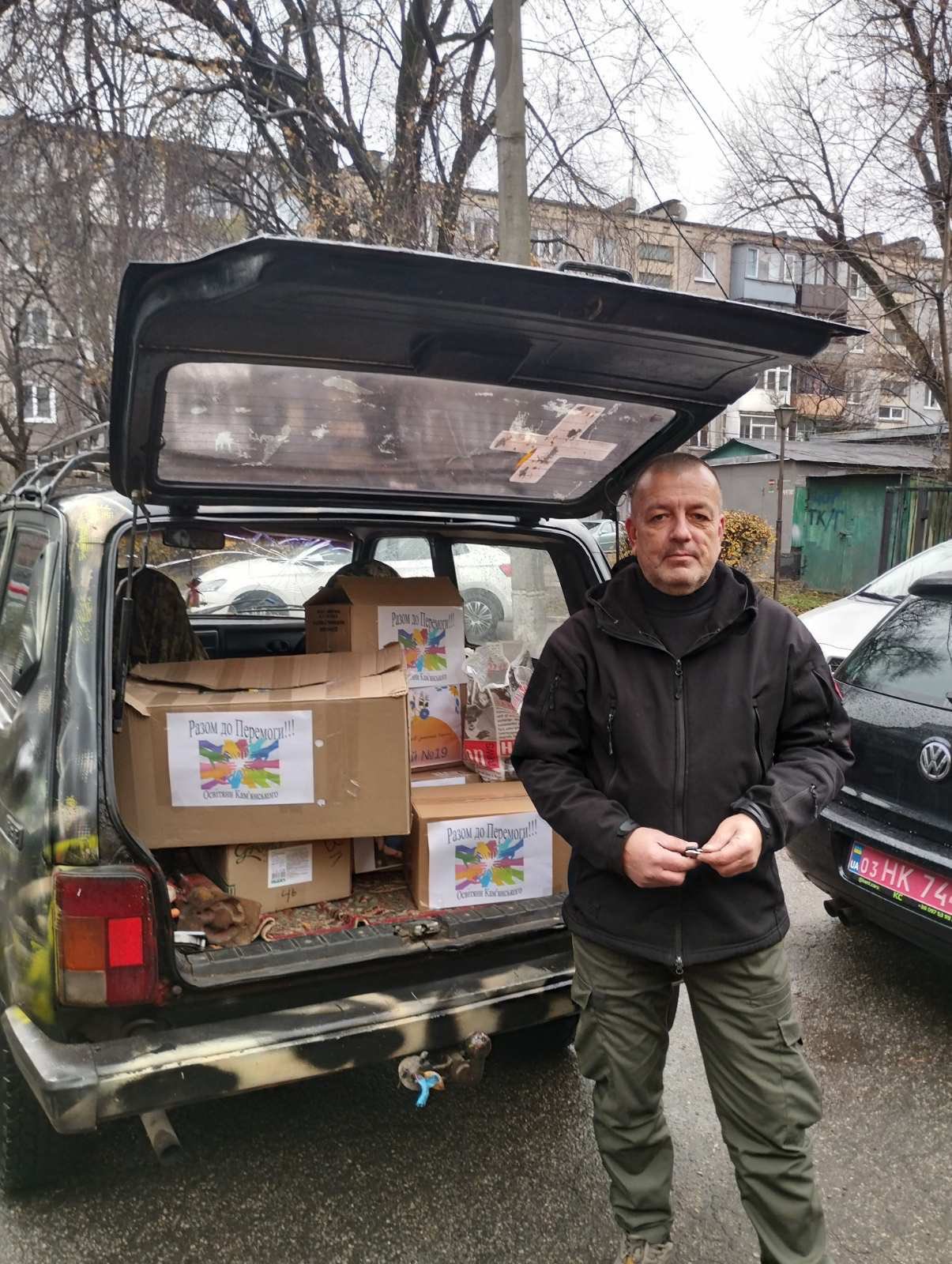 Педагоги Каменского передали 51-й автомобиль для украинских защитников