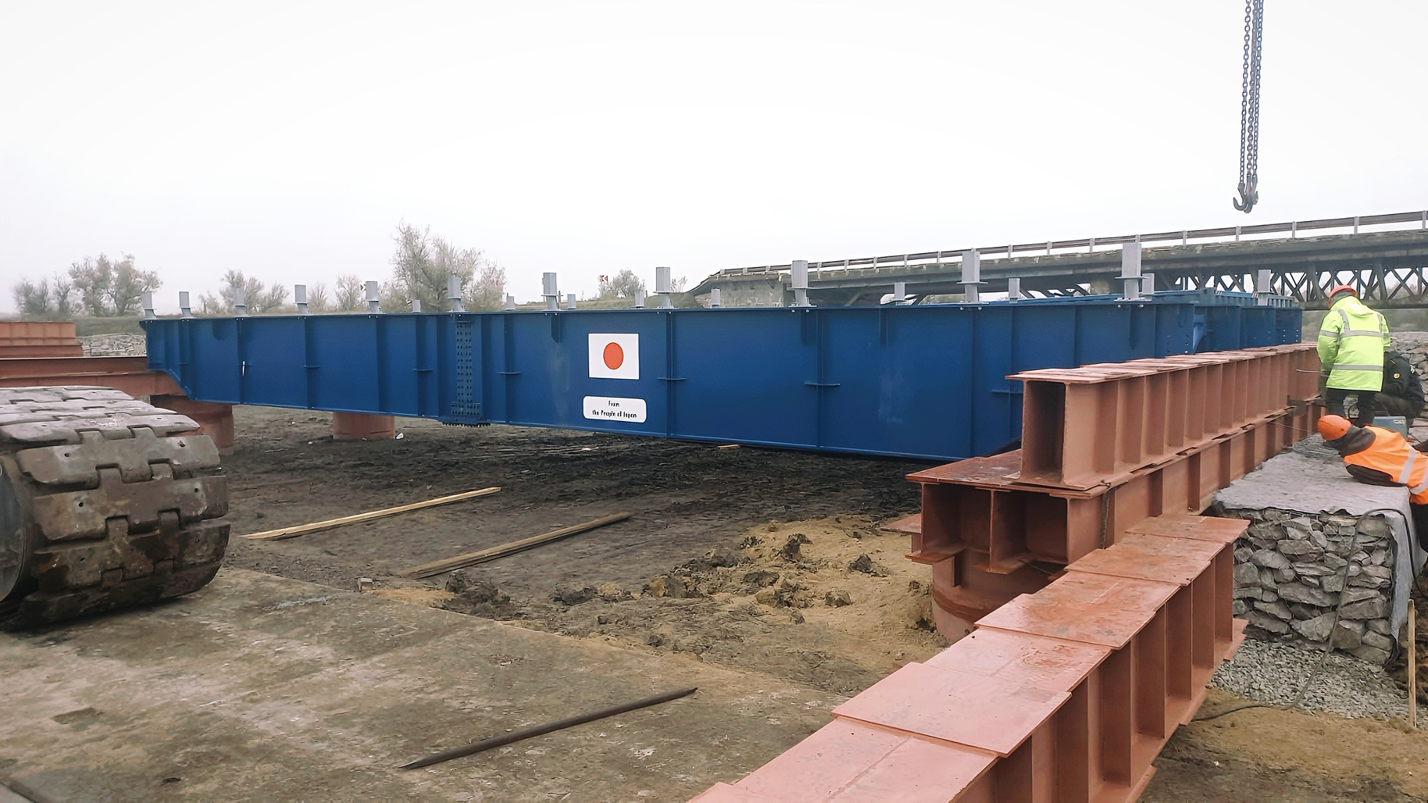 На Дніпропетровщині розпочали встановлювати модульні мости для відновлення транспортного сполучення