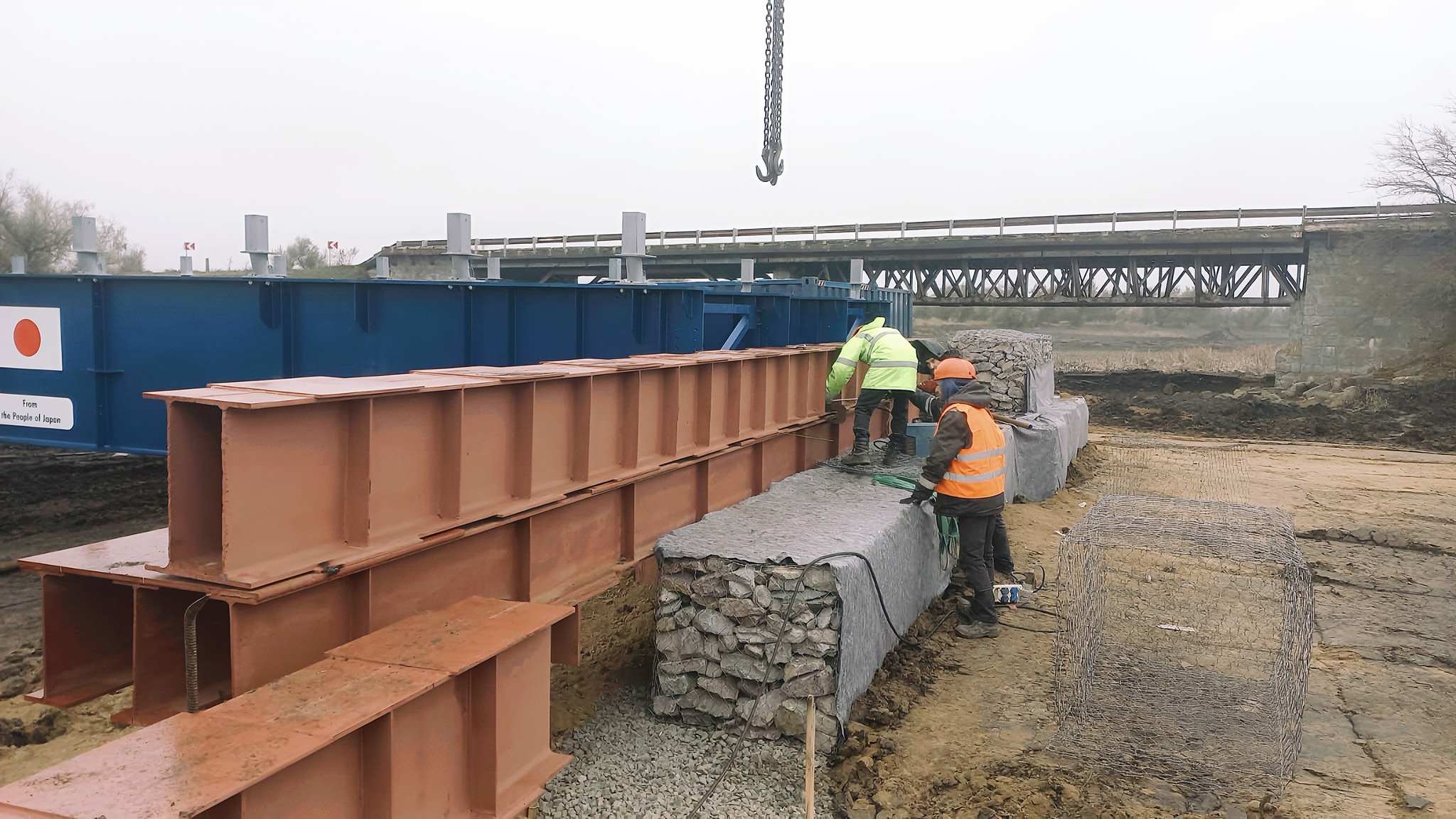 На Дніпропетровщині розпочали встановлювати модульні мости для відновлення транспортного сполучення