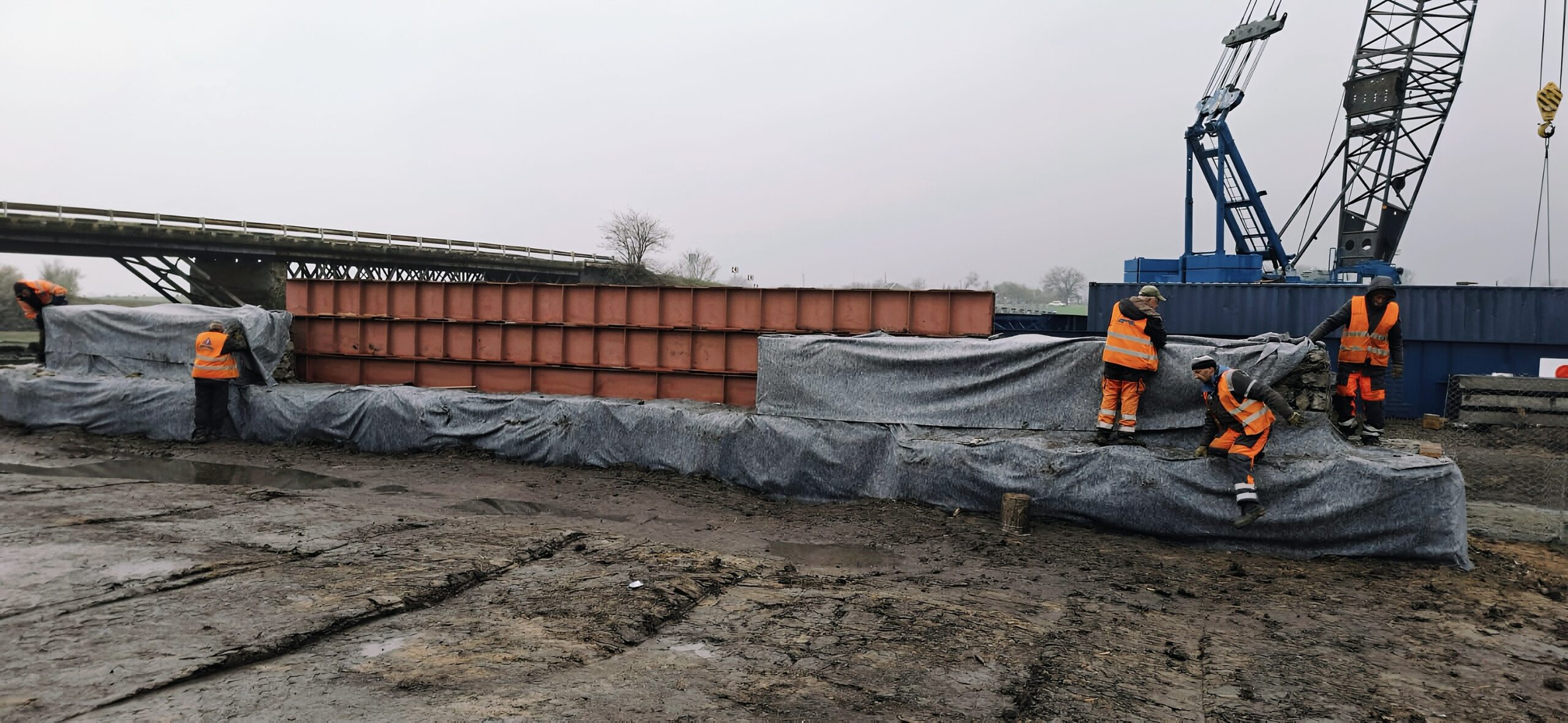 На Дніпропетровщині розпочали встановлювати модульні мости для відновлення транспортного сполучення