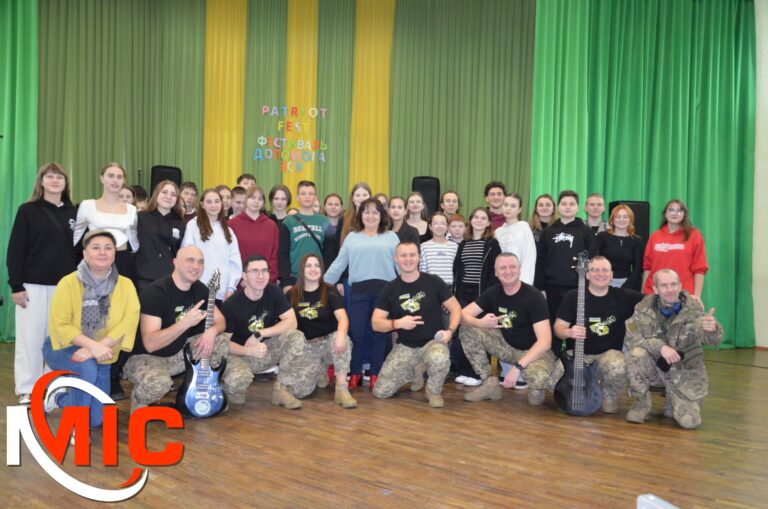 Невероятная кульминация PATRIOТ FEST в Каменском: Военная группа "НАЗУСТРІЧ СОНЦЮ" выступила с феерическим концертом в Лицее №25