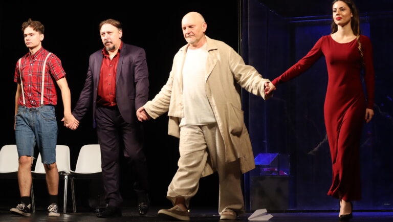 Психологическая шахматная доска: Донецкий театр показал в Каменском, как раскрывается природа зла