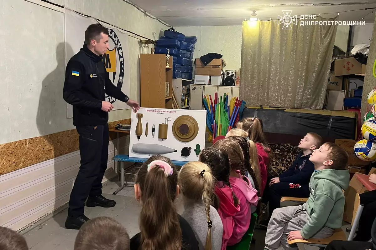 Рятувальники Кам’янського провели лекцію з безпеки та привітали малечу зі святами