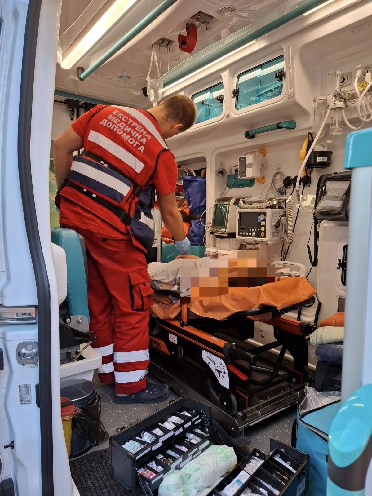 Каменские медики "скорой" спасали женщину после ДТП