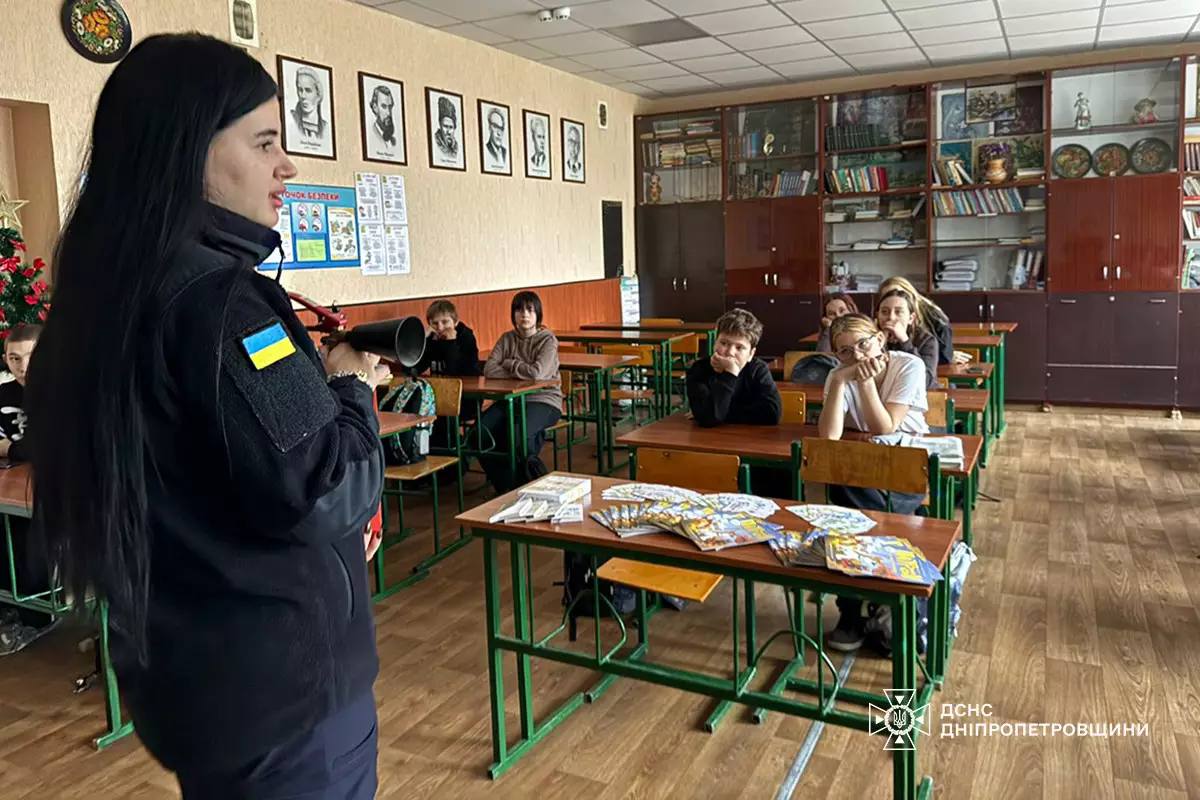 В Каменском офицер-спасатель громады встретилась с командой юных пожарных