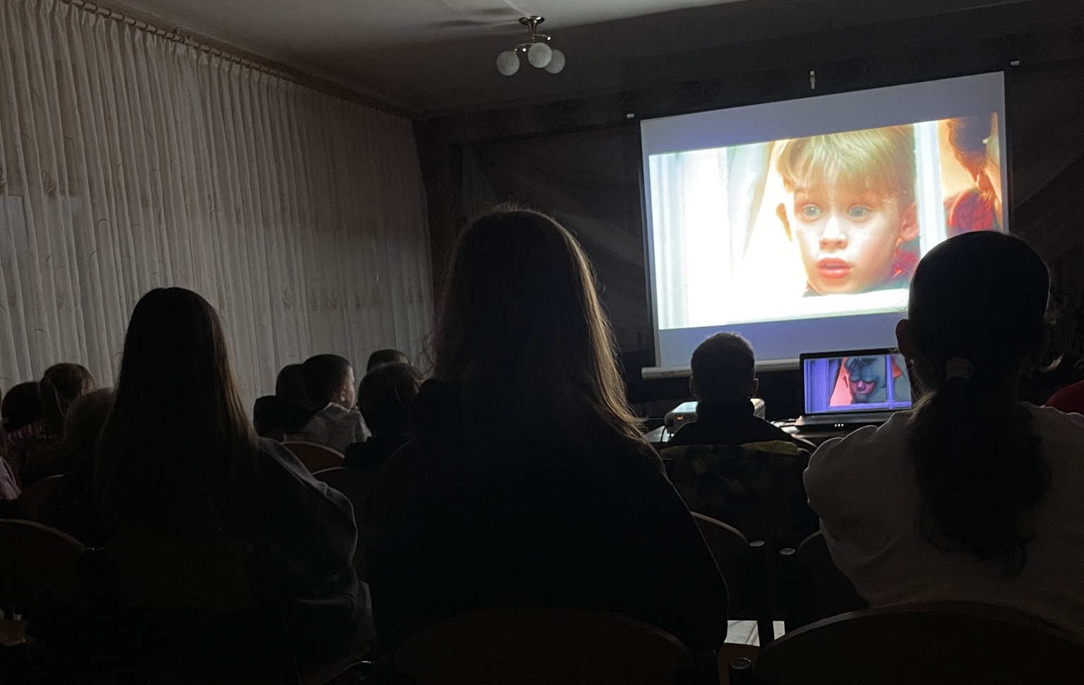 В школе искусств Каменского смотрели легендарный рождественский фильм