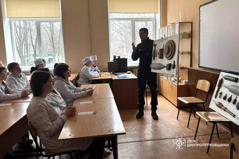 Кам’янських студентів навчали поводженню з вибухонебезпечними предметами