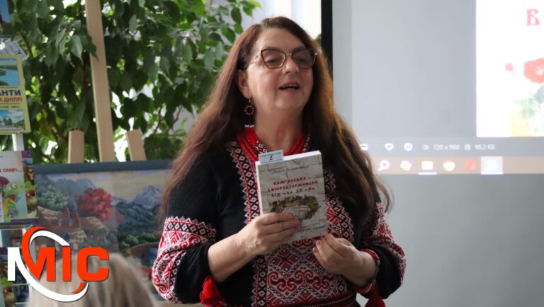 В библиотеке Каменского оригинально отпраздновали 10-летие уникального энциклопедического справочника "Каменское — Днепродзержинск от “А” до “Я”"
