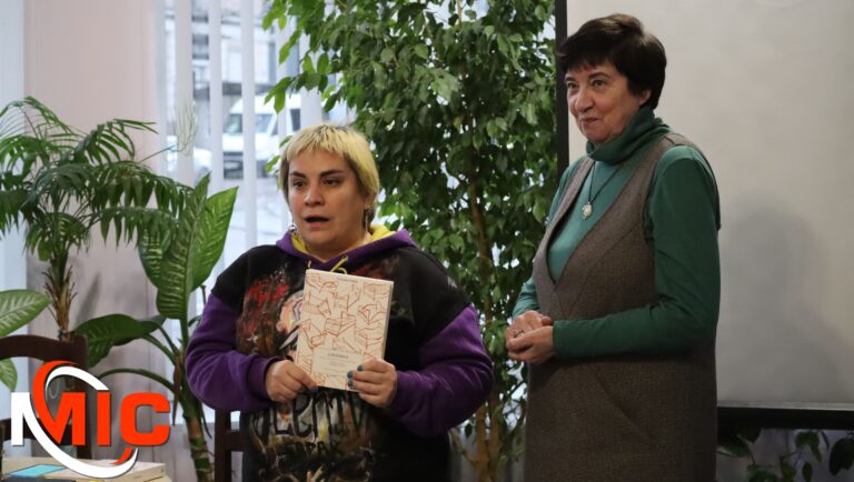 Память и диалог: В Каменском состоялась встреча с известной журналисткой Анной Курцановской