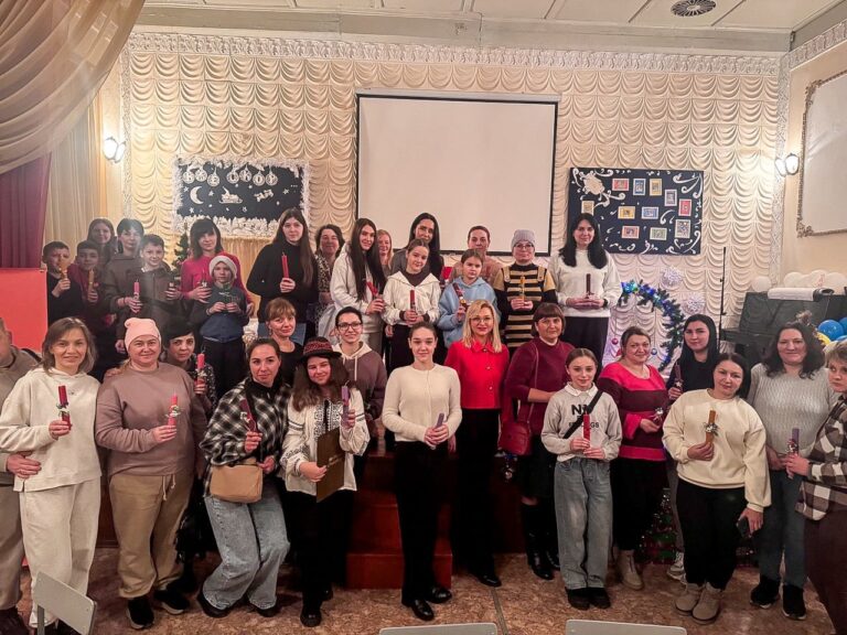 "Шкільні зорі" в Каменском: Гимназия №28 встретила праздники в атмосфере дружбы