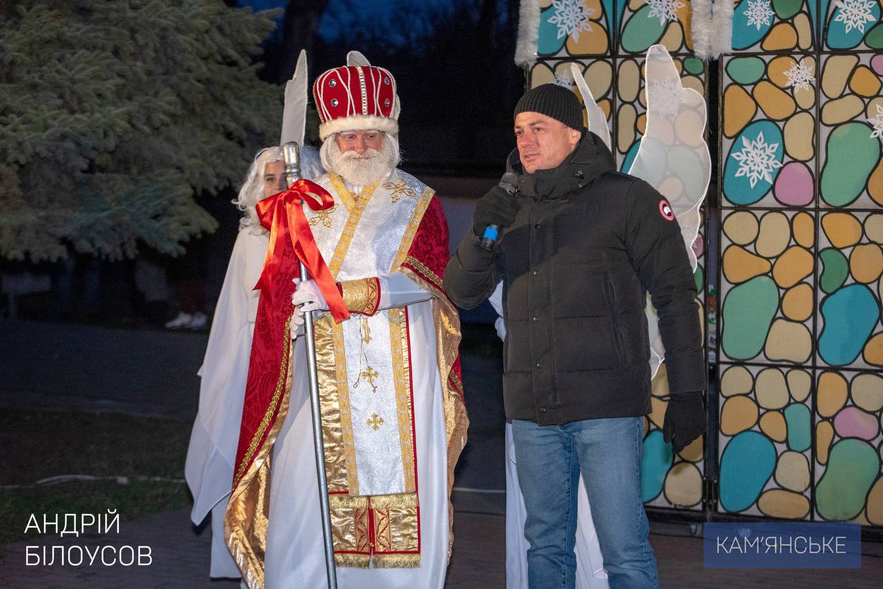 У міському парку Кам’янського відкрили новорічну ялинку