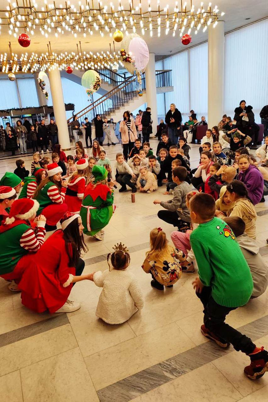 Дети из Каменского района посетили сказочный праздник в областном театре