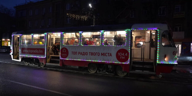 Світло в дорозі: у Кам’янському на маршрути вийшли святкові різдвяні трамваї