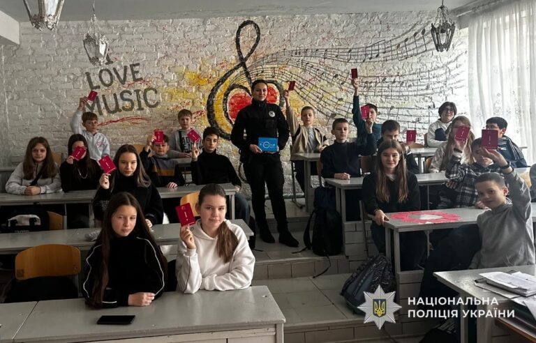 Поліцейські Кам’янського подбали про безпеку та святковий настрій школярів перед зимовими канікулами