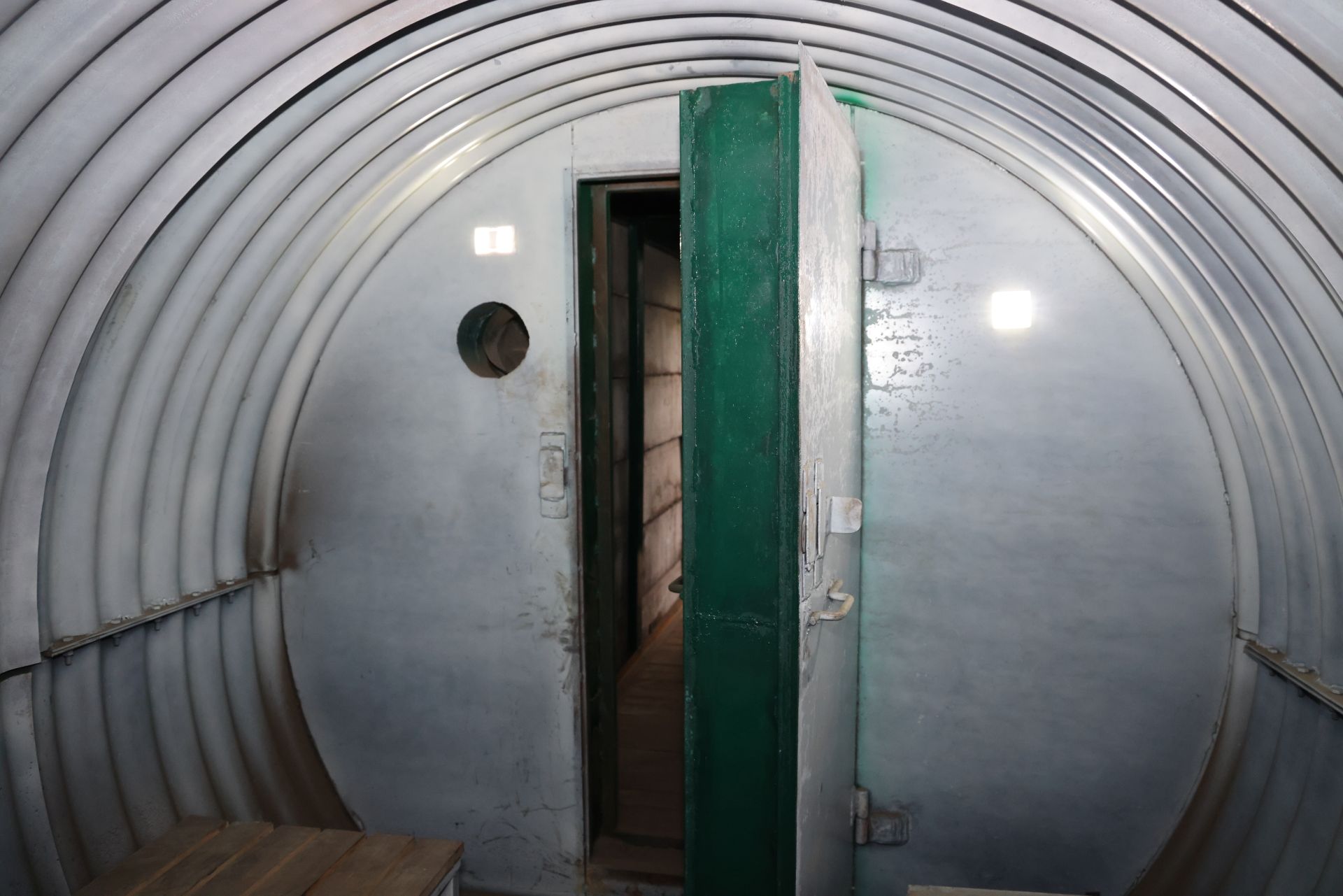 Захист співробітників в умовах війни: на Каметсталі встановлюють модульні укриття