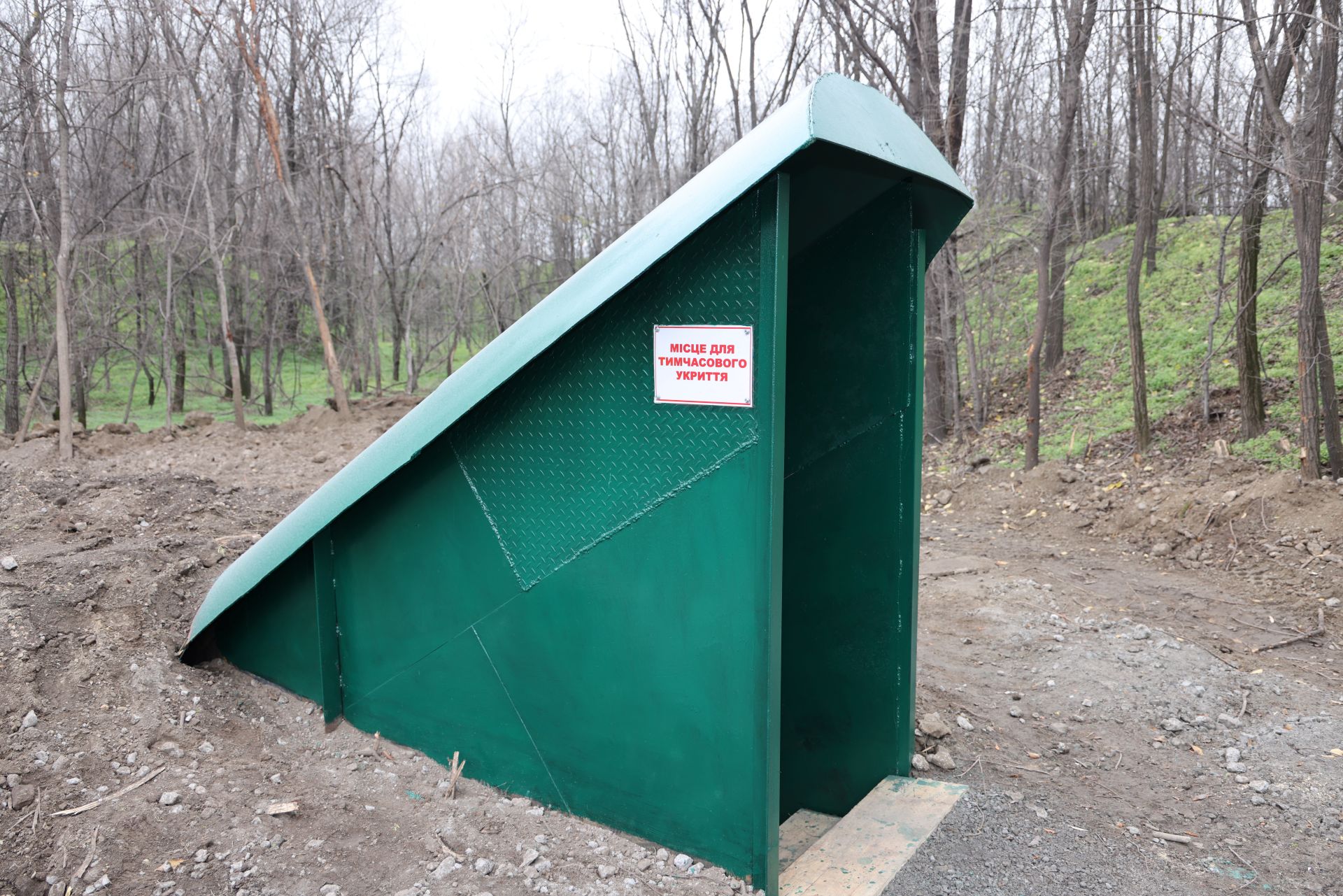 Захист співробітників в умовах війни: на Каметсталі встановлюють модульні укриття