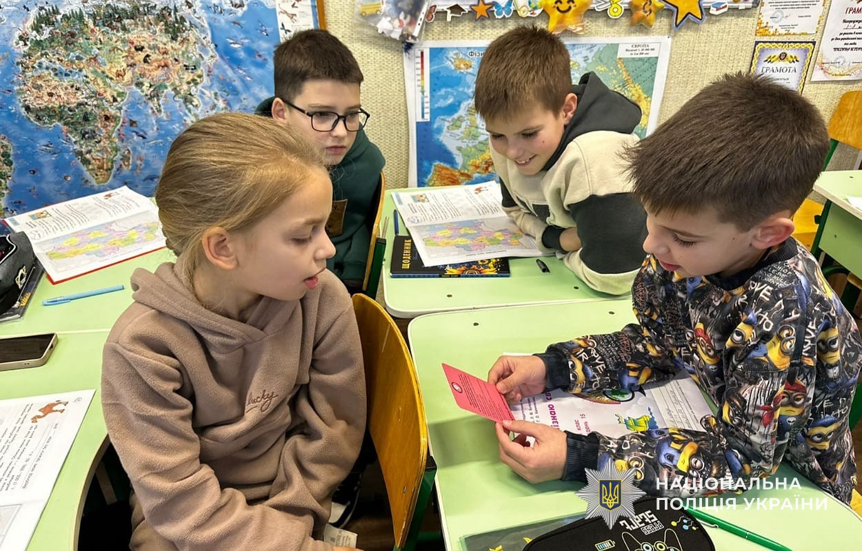 В Каменском полицейские учат школьников безопасности из-за диалога и игры