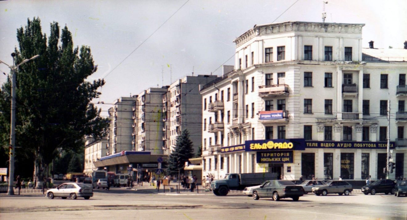 Как в центре Каменского построили Дом книги