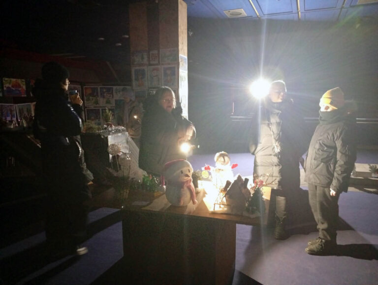 Мистецтво, що перемагає темряву: юні художники Кам’янського завітали в гості до музею