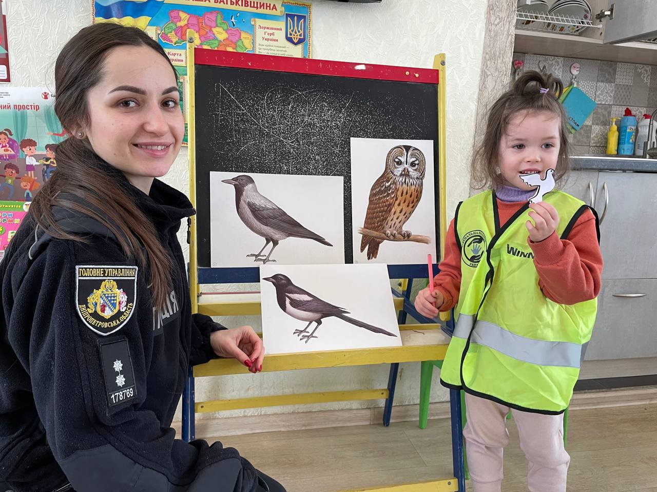 У Кам’янському правоохоронці разом із дошкільнятами виготовили годівнички для птахів
