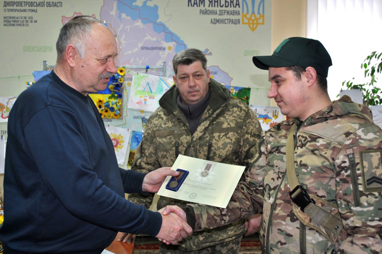 Защитнику из Каменского вручили заслуженную награду
