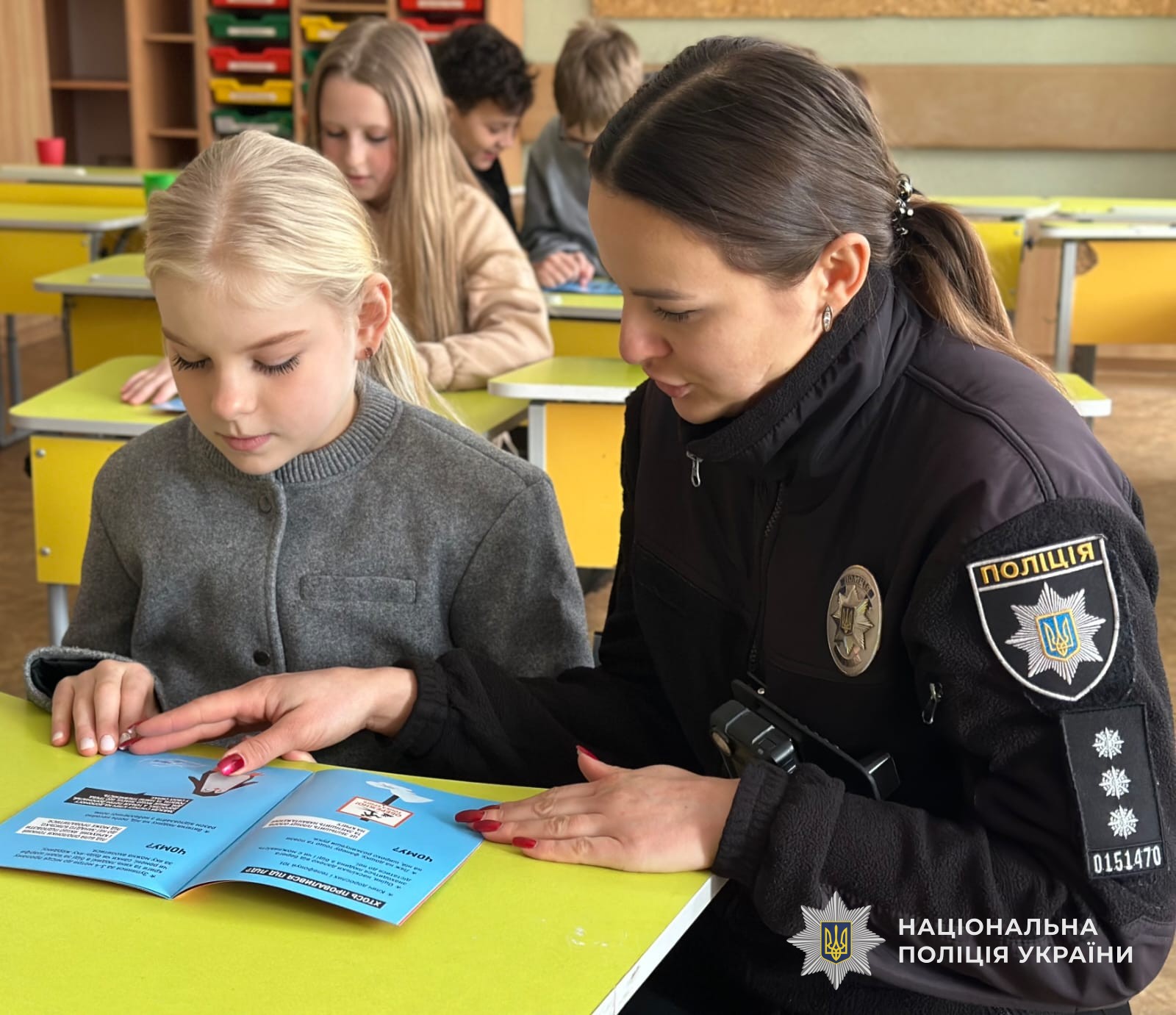 Поліцейські Кам’янського провели безпековий захід для школярів