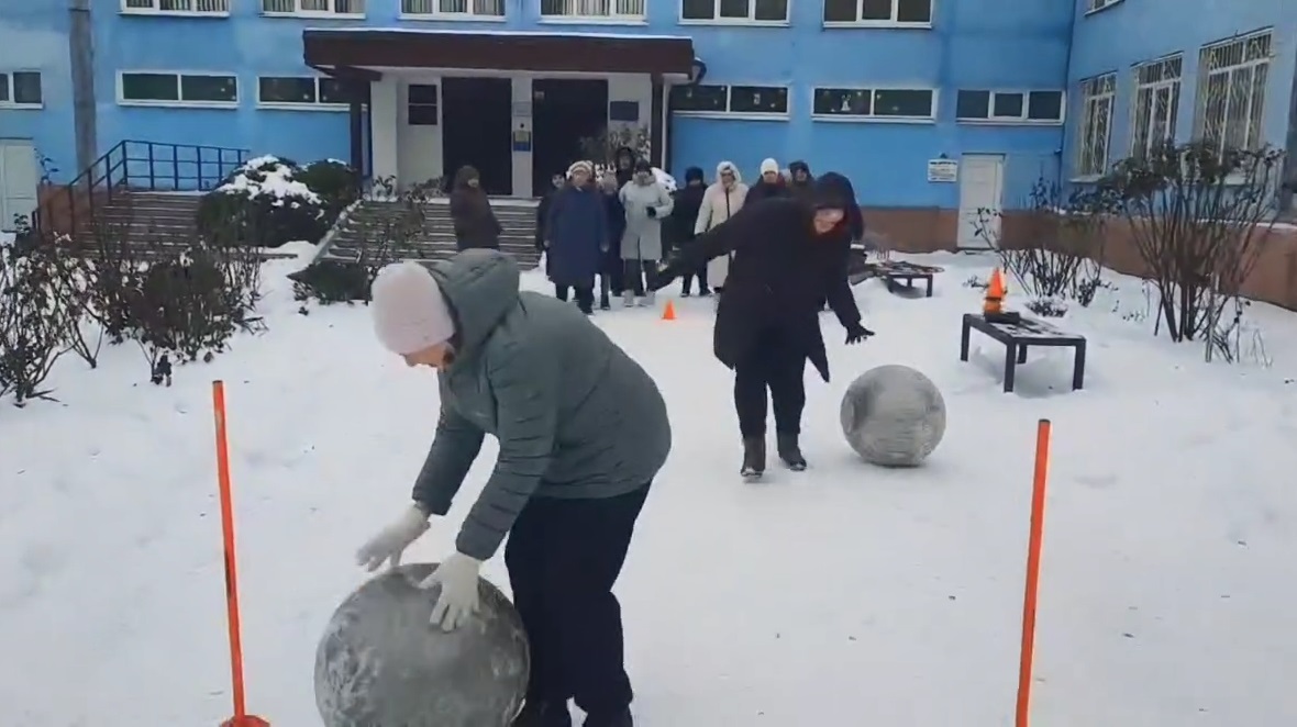 Приклад учням: вчителі кам’янської гімназії влаштували зимові розваги
